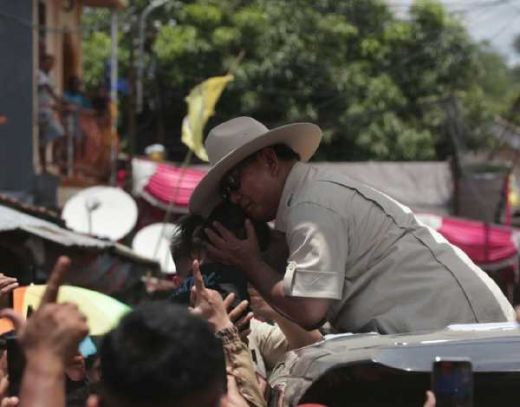 Disambut Ribuan Warga Manado, Prabowo Cium Kening Anak Kecil dari Atas Mobil