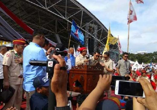 Prabowo Disambut Shalawat Badar dan Disematkan Patonro di Makassar