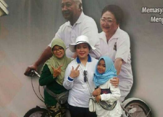 Warga Antusias Berfoto Bareng Titiek dengan Background Pak Harto dan Ibu Tien di CFD