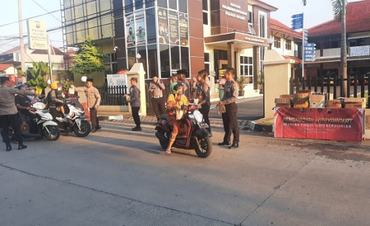 Berkah Ramadan, Polres Batang Bagikan 200 Takjil ke Pengguna Jalan