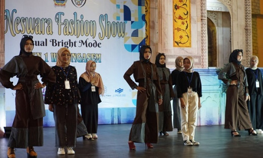 Saat Siswi SMK Ikut Lenggak-Lenggok di Catwalk Neswara Fashion Show 2023