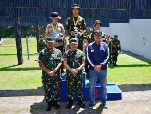 Danjen Akademi TNI Serahkan Medali Kepada Juara Atletik Pitkar XXV/201