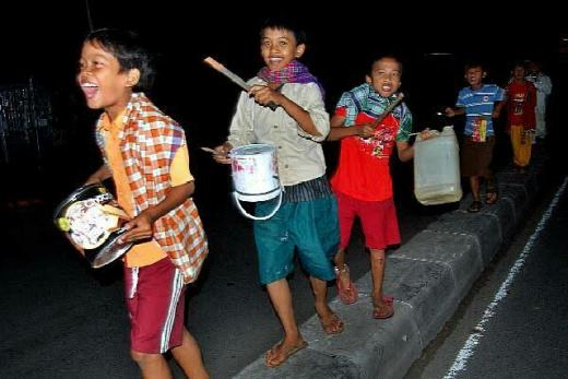 Semangat Anak-anak Bangunkan Warga Sahur Perdana di Tengah Pandemi Corona