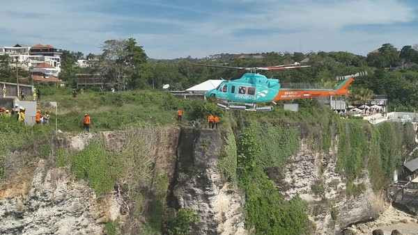 Kerja Cerdas, Tim SAR Evakuasi Dua WN Rusia dari Tebing Pantai Cemongkak Bali