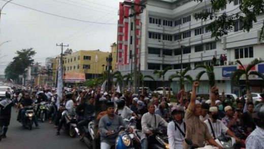 Ribuan Orang Demo Lagi di Medan, Massa Mau Tarawih Bersama di KPU