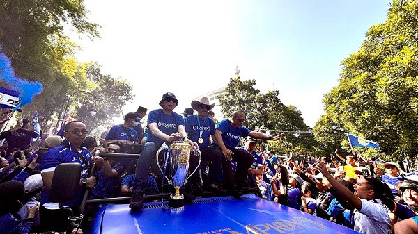 Lautan Biru Bobotoh Tumpah Ruah, Iwan Bule Sebut Level Persib Sudah di Asia