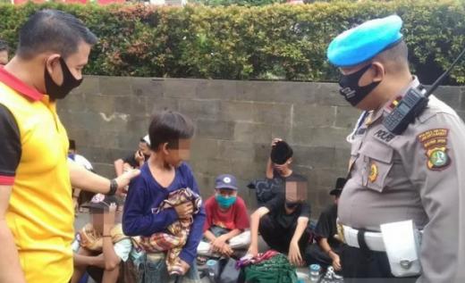 Demo Usai, Puluhan Anak Terlantar di Depan Gedung DPR
