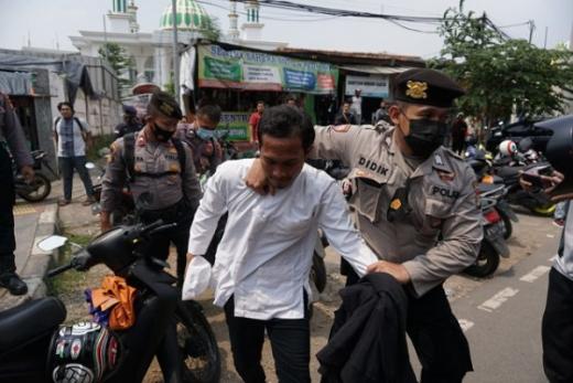 Polisi Tangkap Ratusan Orang Pendukung Habib Rizieq di PN Jaktim