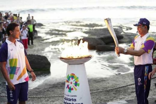 Di Bali, Hamish Daud Bawa Obor Asian Games dengan Surfing