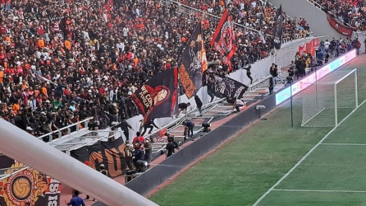 Suporter Persija Membludak, Pembatas Tribun JIS Jebol Saat Grand Launching