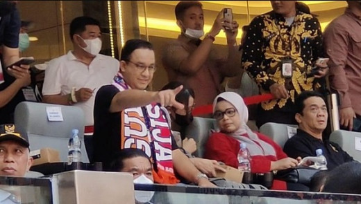 Gunakan Syal Gue Persija, Anies Tiba di JIS Jelang Grand Launching