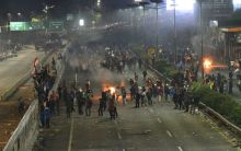 Massa Tak Terkendali, Pagar Belakang DPR Jebol, Pos Polisi Dibakar