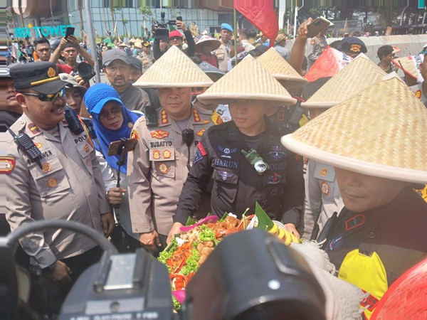 Polisi Rayakan Hari Tani Nasional Bareng Massa Aksi, Potong Tumpeng di Jalan Merdeka Selatan