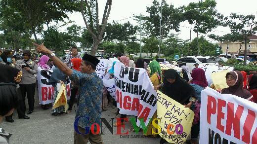 Tuntut Pasangan BISA Lolos, Ibu-ibu Simpatisan Said Usman Abdullah Kembali Geruduk KPU Kota Pekanbaru