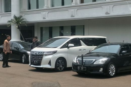 Hadiri Rapat Kabinet di Istana, Prabowo Masih Gunakan Mobil Pribadinya
