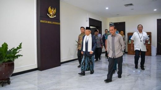 Dampingi Jokowi Pimpin Sidang Kabinet Perdana, Maruf Amin Kenakan Sarung