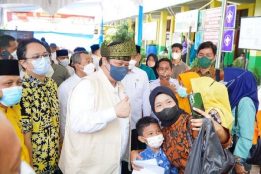 Tinjau Vaksinasi di SDN 158 Pekanbaru, Menko Airlangga: Pemerintah Antisipasi Lonjakan Omicron