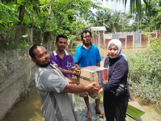 Banjir Sepinggang Orang Dewasa, Anggota Fraksi PAN DPRD Pekanbaru Sisir Warga Berikan Bantuan