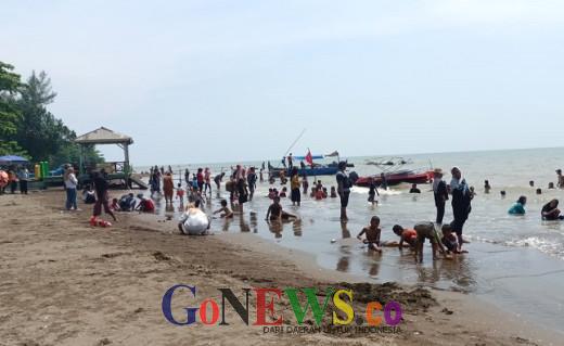 Libur Lebaran, Ribuan Pengunjung Padati Pantai Sigandu dan Ujungnegoro Batang