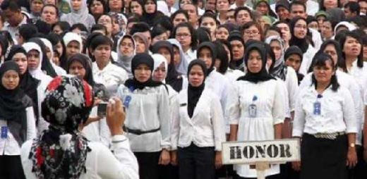 736 ribu Guru Honorer Tak Dapat THR, DPR Minta Pemerintah Carikan Solusi
