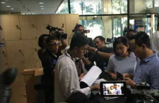Ayah-Ibunya Ditangkap KPK, Anak Gubernur Bengkulu, Ridwan Mukti Sungkem ke Tahanan