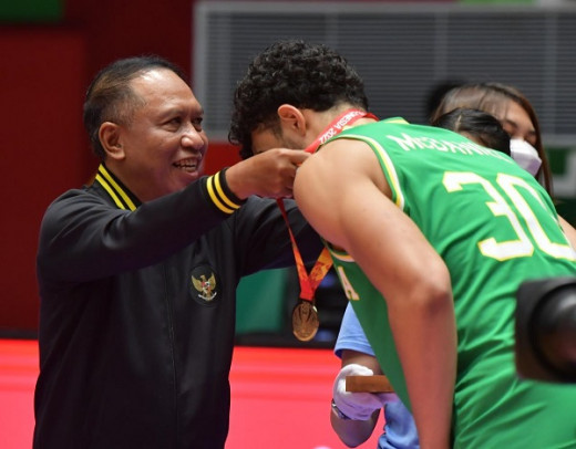 Menpora Amali Kalungkan Medali Usai Australia Juara FIBA Asia Cup 2022