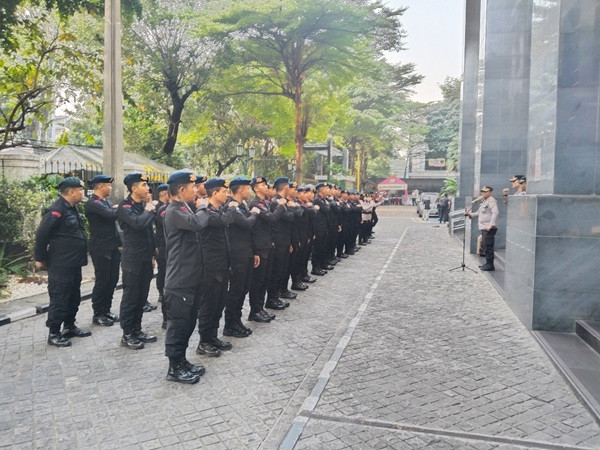 Brimob Polda Metro Jaya Amankan Sidang Putusan Terdakwa Hasto Kristiyanto di PN Jakarta Pusat.