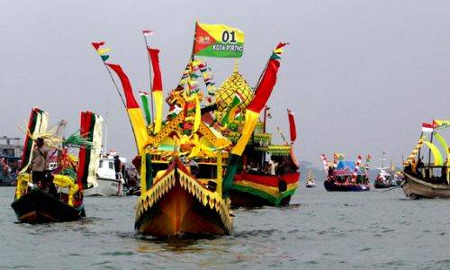 Parade Kapal di Festival Sungai Carang, Perkuat Sail Karimata 2016