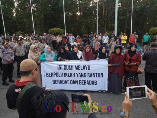 Massa Penghadang Neno Warisman dapat Tandingan, Barisan Emak-emak Sambangi Bandara SSK II
