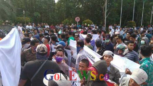 Satu Jam Lebih, Mobil Sedan Putih Neno Warisman Tertahan di Pintu Keluar Bandara SSK II Pekanbaru