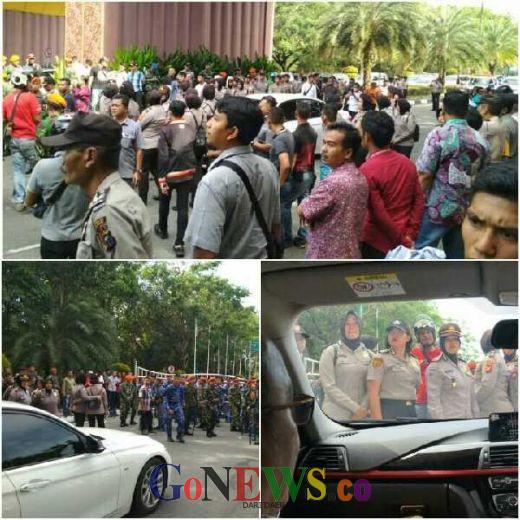 Breaking News: Tiba di Bandara Sultan Syarif Kasim II, Ustazah Neno Warisman dkk Dihadang Massa