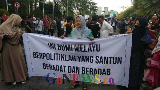 Ketua Hipmi Riau, FPI dan LAM Sambangi Bandara SSK II Pekanbaru Bebaskan Neno Warisman