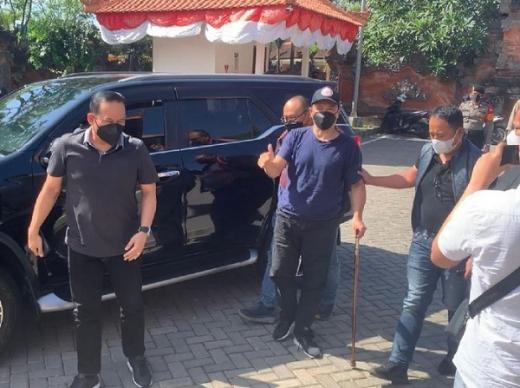 Kenakan Topi dan Tongkat, Ini Penampakan Muhammad Kece saat Ditangkap di Bali