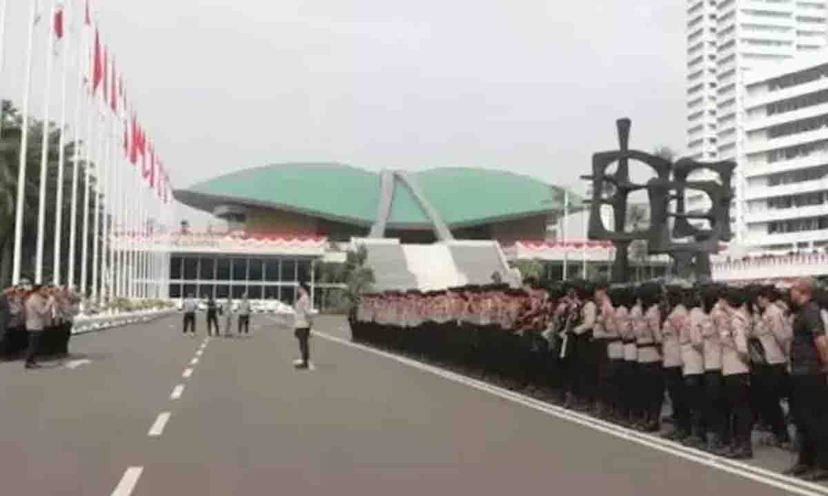 Senayan Dijaga Ketat, Ribuan Polisi Kawal Aksi Tolak Tunjangan DPR