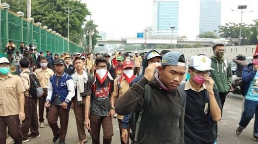 Ratusan Anak STM Serang Anggota Polisi di DPR