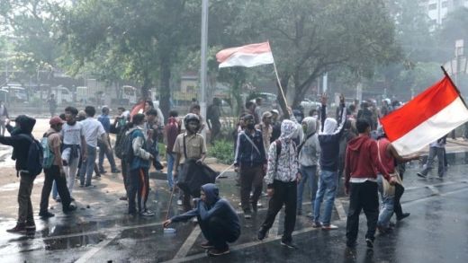 Bunyi Dentuman Bersahutan, Demo Pelajar STM Ricuh Lawan Polisi Masih Berlanjut di Slipi