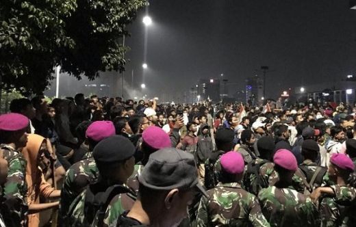Polisi Mundur dari Flyover Slipi, Massa Berbincang dengan Marinir