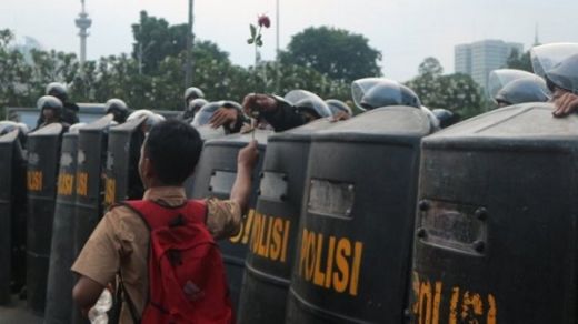 Melawan Disemprot Water Cannon, Anak STM ke Polisi: Woy Polisi, Buku Gue Basah!