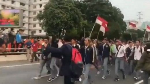 Viral Video Anak STM Demo di DPR: Kakak Mahasiswa, Kami Datang, Maaf Tadi Sekolah Dulu!