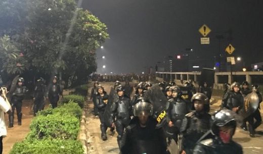 Sudah Dinihari, Massa Masih Bertahan di Senayan-Slipi