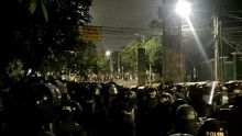 Massa dari Pelajar STM Kian Beringas, Lempar Batu dan Bom Molotov ke Barikade Polisi