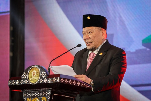 Telaah Kritis Beredarnya Foto-Foto Calon Paket Pimpinan DPD RI bersama Presiden Terpilih Prabowo Subianto di Sejumlah Group WA