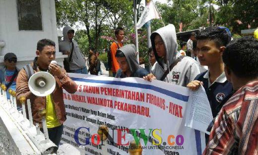 Kantor Bappeda di Pekanbaru Jadi Sasaran Unjuk Rasa, Belasan Massa Pampang 5 Kado Terindah Firdaus dan Ayat