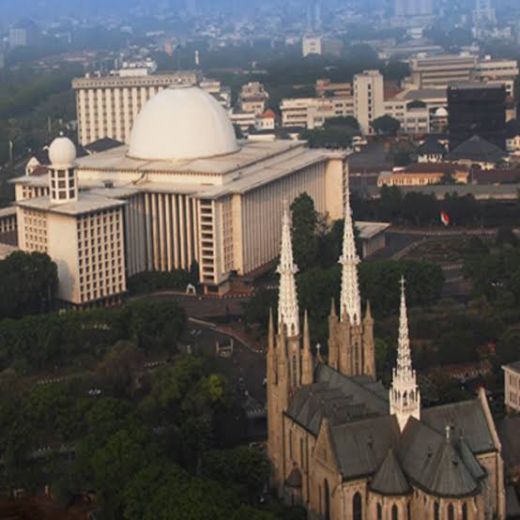 Indahnya Toleransi, Tradisi Berbagi Parkiran Masjid Istiqlal Saat Misa Natal dengan Katedral