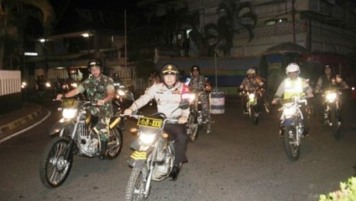 Kompak, Kapolda dan Danrem Naik Motor, Pantau Pengamanan Gereja di Ternate