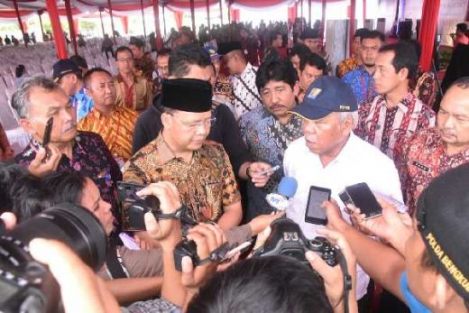 Menteri Basuki Menyerahkan 57 Ribu Sertifikat Tanah di Bengkulu
