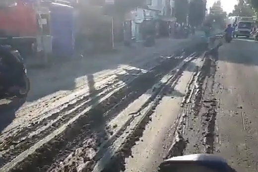 Benda Diduga Tinja Berceceran di Ruas Jalan