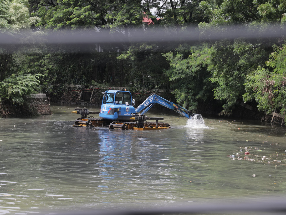 Pemprov DKI Perkuat Mitigasi Banjir Lewat Pengerukan Kali Sepak