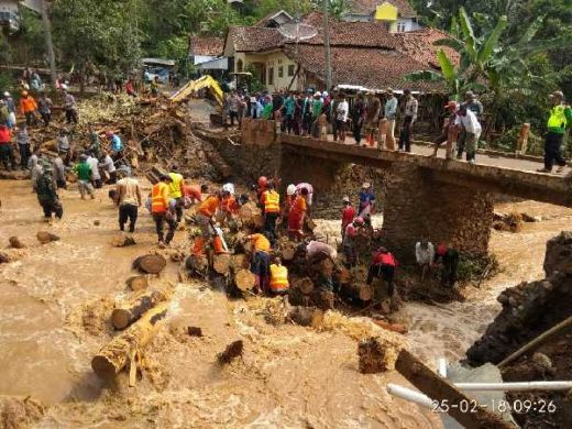 Longsor dan Banjir di Brebes, Pramuka Membantu Evakuasi Korban