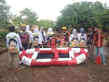 Bamsoet Berikan Bantuan Perahu Karet guna Evakuasi Korban Banjir